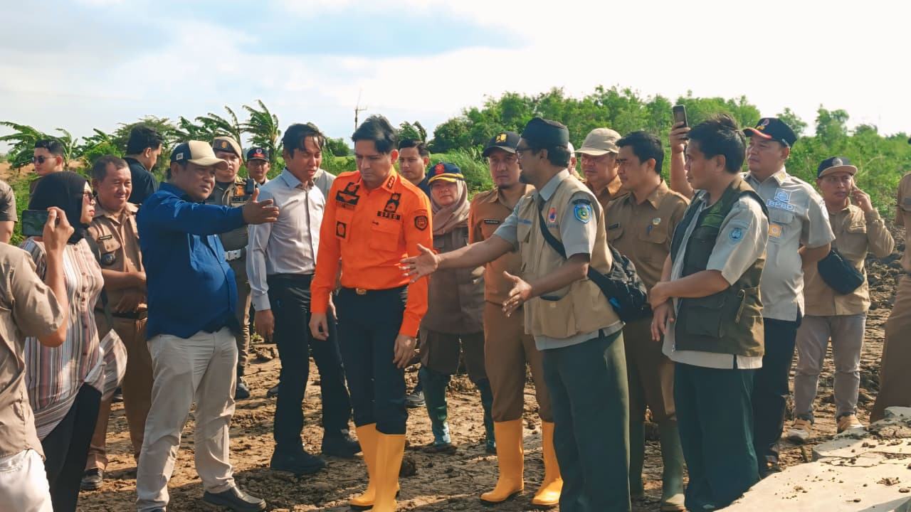 Bupati Indramayu Lucky Hakim Tinjau Langsung Tanggul Kali Cilet